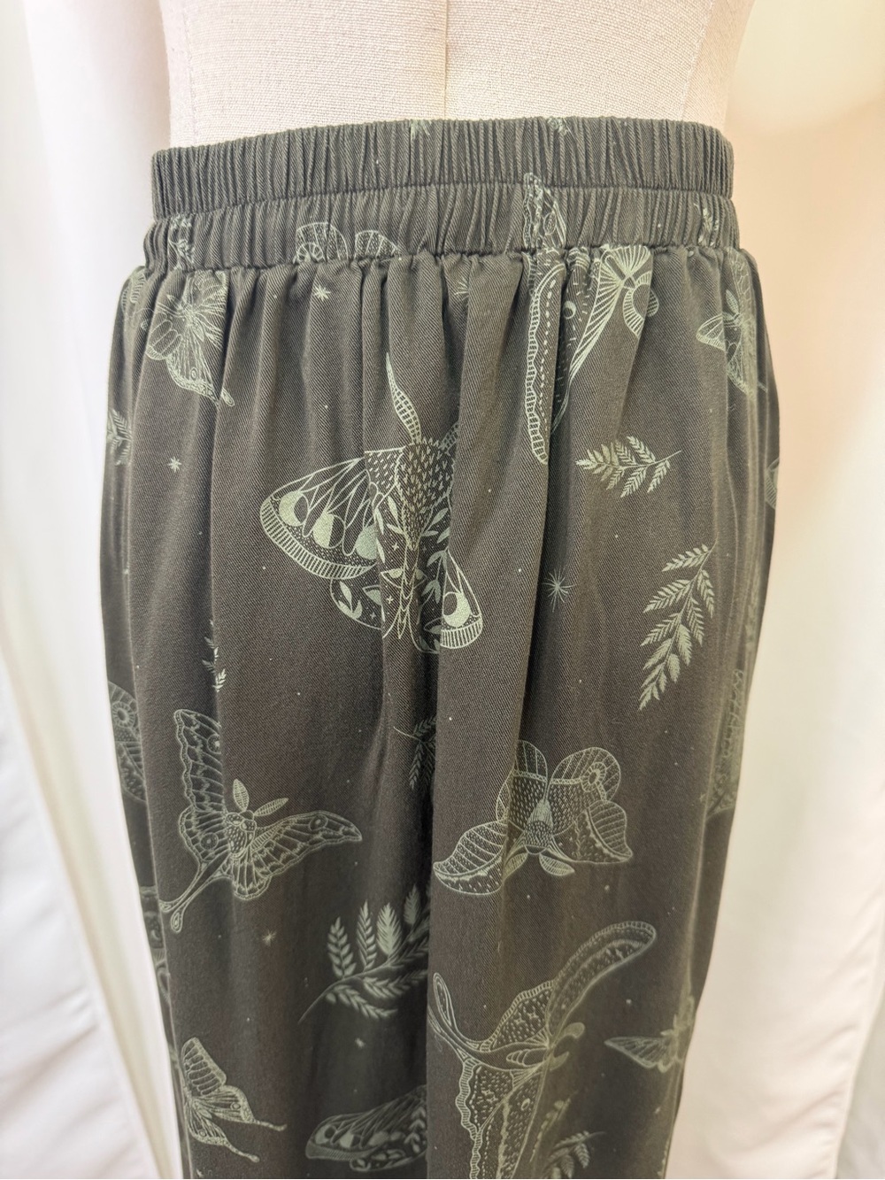 Disturbia ‘Callopistria Moth Print Midi Skirt’ in Olive Green Size 10 - Picture 14 of 16